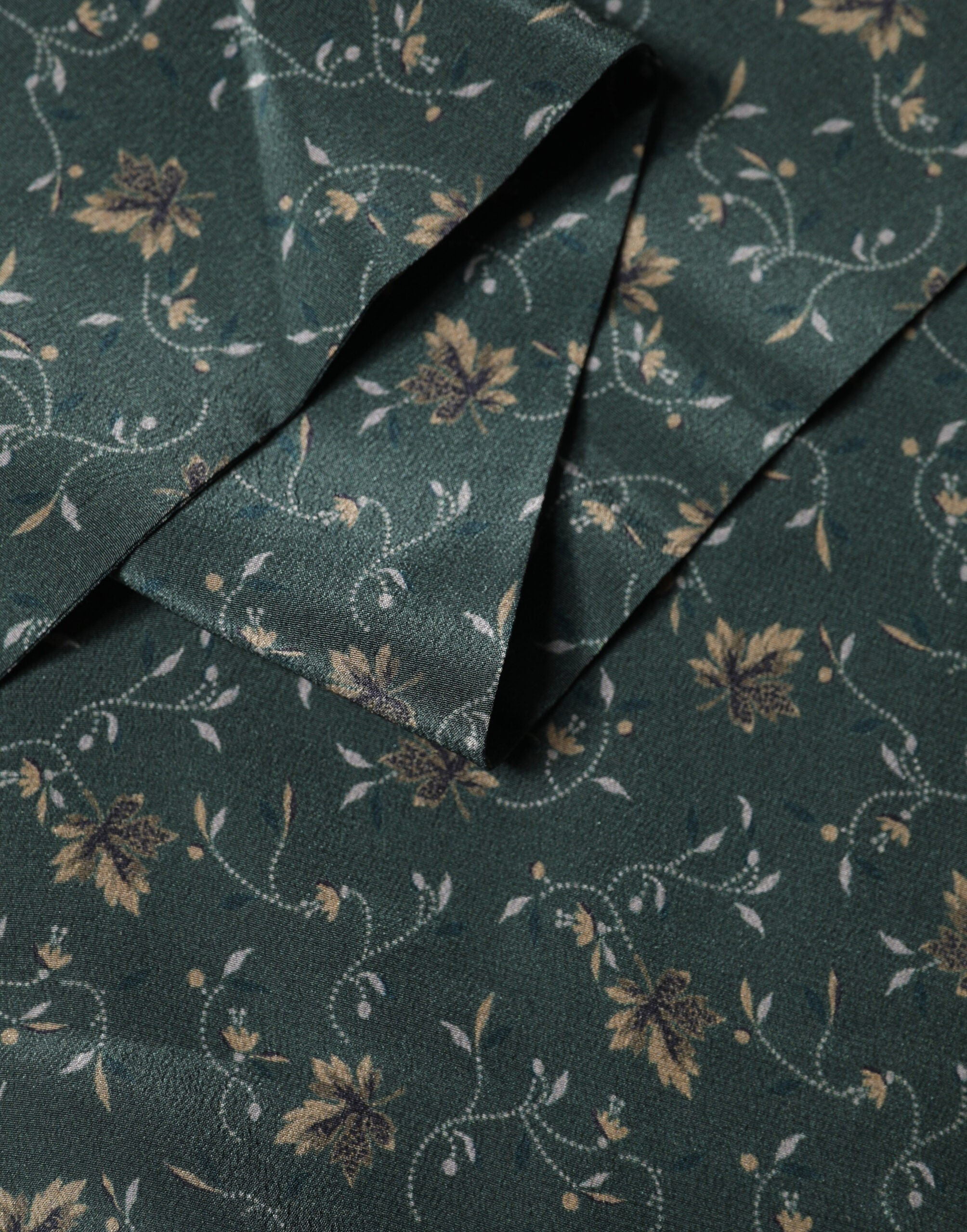 Green Silk Floral Pattern Fringed 135cm X 16cm  Scarf