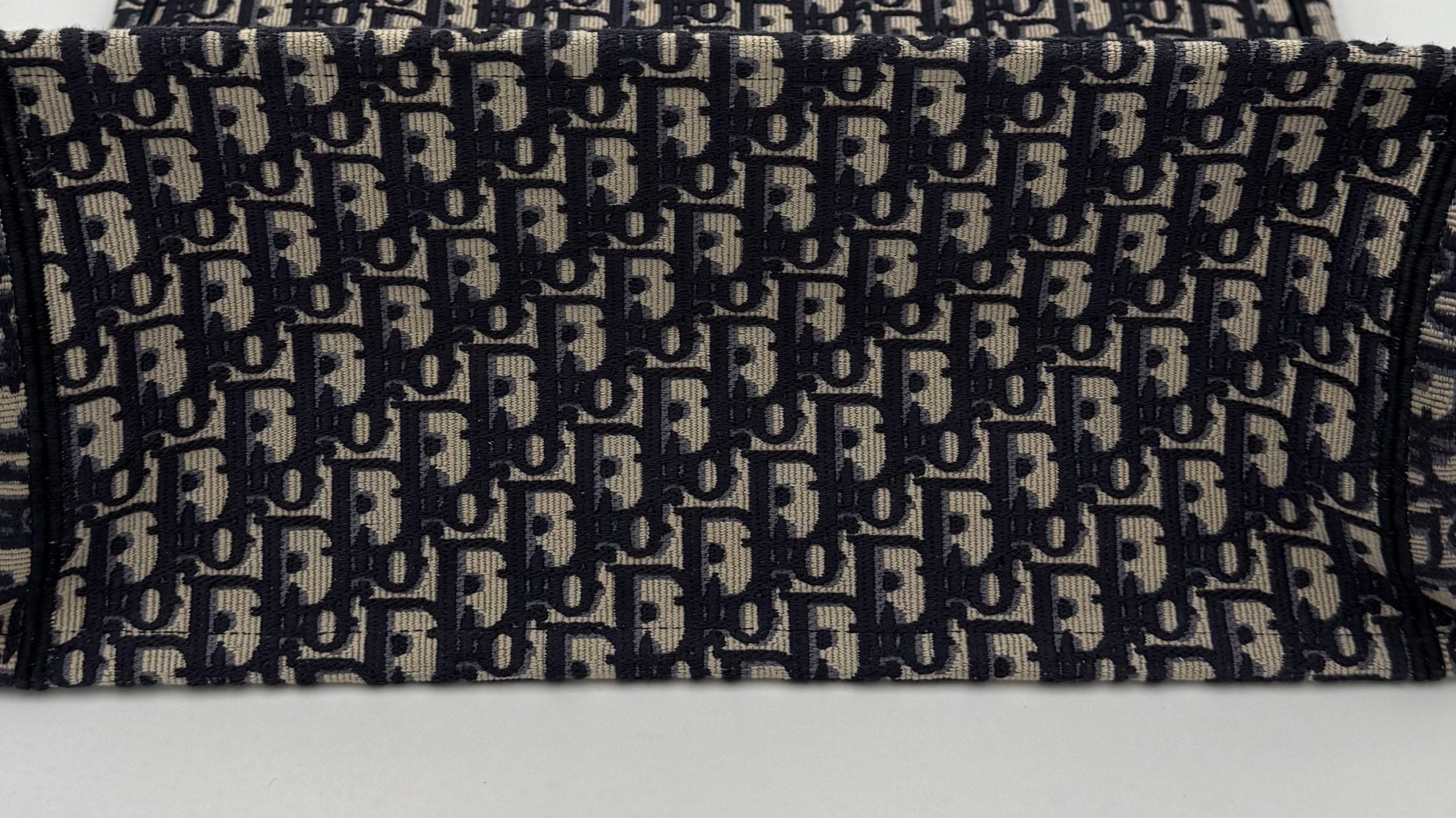 DIOR TOTE BOOK Grande Tote